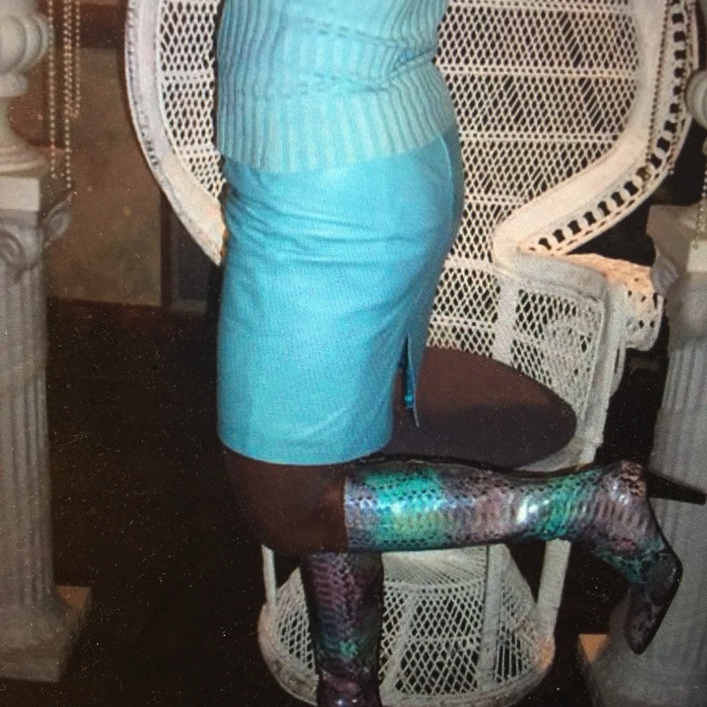 VAKKO TEAL BLUE BUTTER SOFT LEATHER ABOVE  THE KNEE LENGTH SKIRT 8